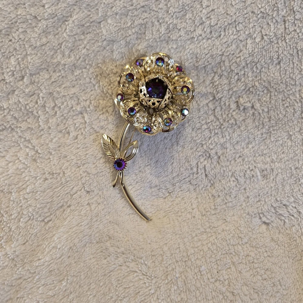 VTG Sarah Coventry Passion Flower Gold Toned Filagree Brooch Red Aurora Borealis